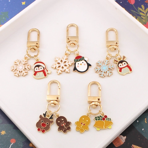 Christmas Enamel Alloy Keychain Gingerbread Man Reindeer Penguin Snowflake Cartoon Key Ring Xmas Tree Hanging Ornament Bag Pendant Holiday Gift