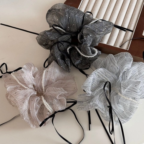 Elegante Elastico per Capelli in Tessuto Pieghettato Glitterato Con Catena di Künstliche Perle Artificiali e Fiocco in Raso Nero Donna
