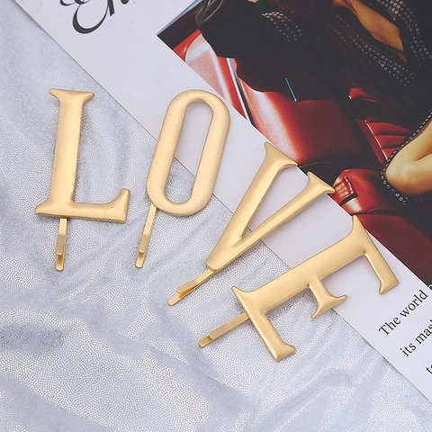 Haarklammern aus Matter Gold Zinklegierung für Damen LOVE Buchstaben Design Haarnadeln Set Modische Minimalistische Accessoires