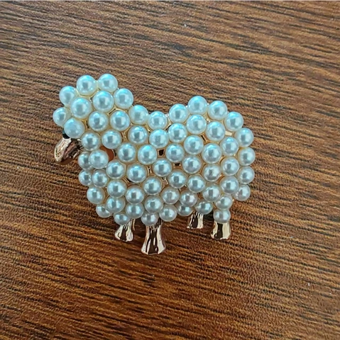 Spilla in Lega con Künstliche Perle Imitate a Forma di Pecora Spilla da Risvolto con Animali Carini Strass per Donna Eleganti Gioielli Decorativi