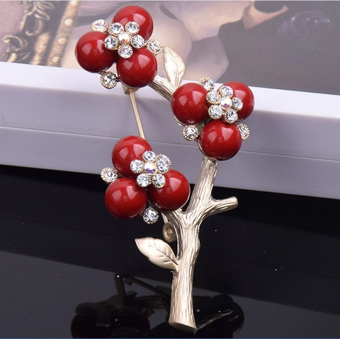 Vintage Chinese Style Red Plum Blossom Brooch For Women Gold Alloy Rhinestone Artificial Pearl Floral Pin Jewelry Accessory