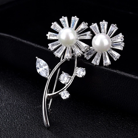 Elegante Spilla a Forma di Fiore per Donna in Rame Con Zirconia Perla Artificiale Intarsiata Spilla Floreale per Matrimonio Banchetto Gioielli