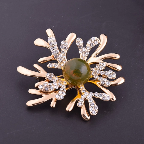 Broche de Rama de Coral de Aleación Vintage para Mujer Chapado en Oro Con Perla de Resina Verde y Detalles de Strass Blanco