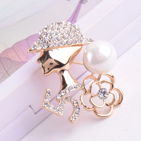 French Vintage Alloy Brooch Artificial Pearl Rhinestone Camellia Number 5 Female Profile Brooch Elegant Party Women Jewelry Gift