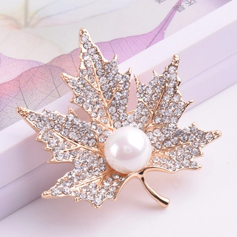 Elegante Spilla a Foglia di Acero in Lega Con Perla Artificiale e Zirconia Oro Gioielli di Moda Corsage per Matrimonio Donna