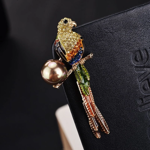 Elegante Broche de Loro Aleación Diamantes de Imitación Color Esmalte Perla Artificial Sintética Mujer Banquete Boda Joyería Moda Regalo