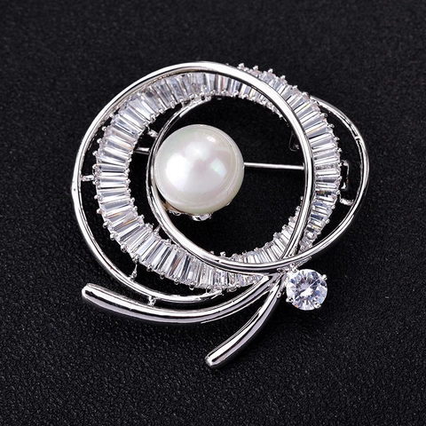 Elegante Spilla a Anelli Geometrici Sovrapposti Con Intarsio in Zircone Baguette e Perla Artificial Bianca Gioielli Moda Donna Regalo