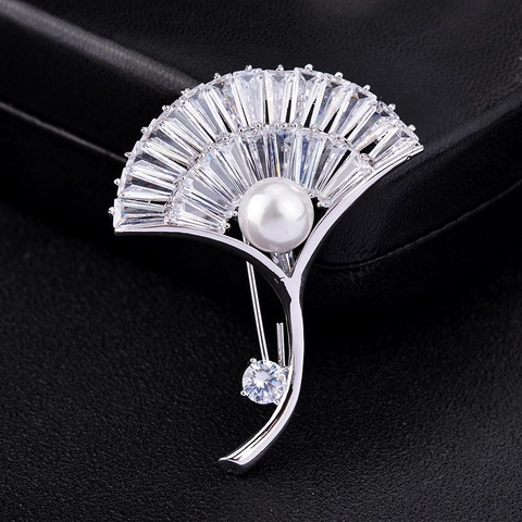 Eleganter Ginkgoblatt Fächerform Brosche Mit Baguette Zirkonia Und Künstliche Perle Eingelegt Kupfer Pin Für Damen Hochzeit Bankett Dekor