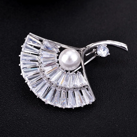 Eleganter Ginkgoblatt Fächerform Brosche Mit Baguette Zirkonia Und Künstliche Perle Eingelegt Kupfer Pin Für Damen Hochzeit Bankett Dekor