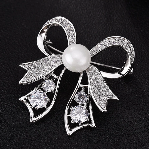 Elegante Spilla Grande a Fiocco Con Perla Artificial Zirconia Micro Pavé Rame Placcato Argento Spilla Elegante per Donna Matrimonio Banchetto Regalo