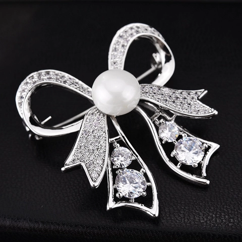 Elegante Spilla Grande a Fiocco Con Perla Artificial Zirconia Micro Pavé Rame Placcato Argento Spilla Elegante per Donna Matrimonio Banchetto Regalo