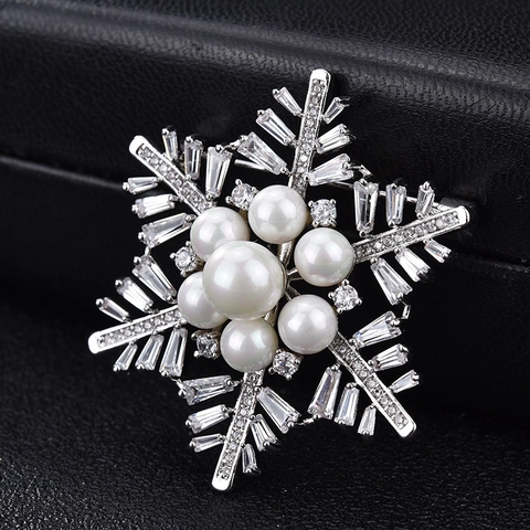 Elegante Spilla a Fiocco di Neve in Rame per Donna con Zirconia di Alta Qualità e Perla Artificiale Gioielli di Moda Regalo di Natale Accessorio