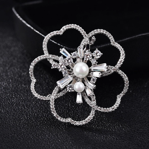 Elegante Spilla a Fiore in Zirconia Con Perla Artificiale in Rame Placcato Argento Camelia Spilla Floreale per Donna Matrimonio Banchetto Gioielli