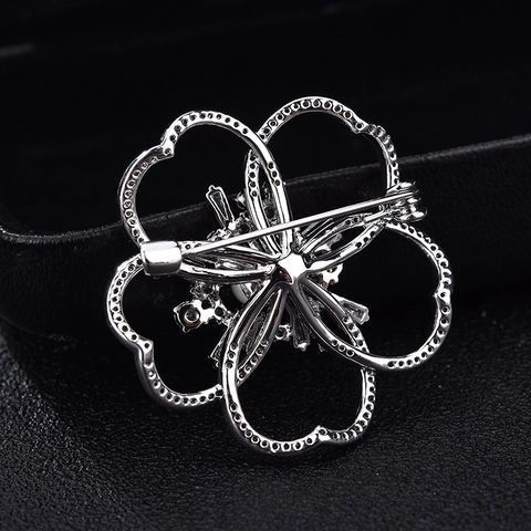 Elegante Spilla a Fiore in Zirconia Con Perla Artificiale in Rame Placcato Argento Camelia Spilla Floreale per Donna Matrimonio Banchetto Gioielli