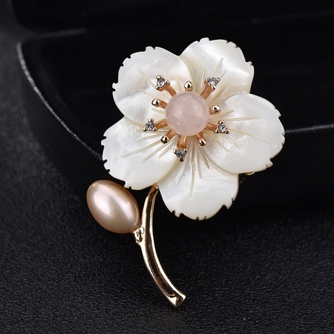 Spilla Elegante Vintage a Forma di Fiore di Camelia in Conchiglia per Donna Placcata Oro con Perle Artificiali e Strass