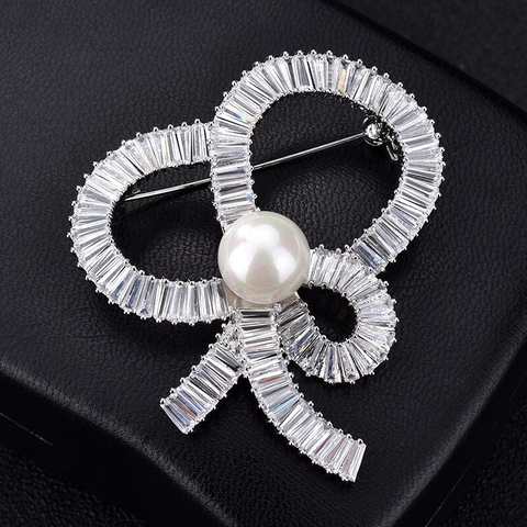Eleganter Schleife Brosche Für Damen Kupfer Eingelegt Zirkonia Mit Künstlicher Perle High End Mantel Pin Mode Schmuck Geschenk
