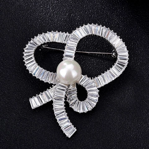 Eleganter Schleife Brosche Für Damen Kupfer Eingelegt Zirkonia Mit Künstlicher Perle High End Mantel Pin Mode Schmuck Geschenk