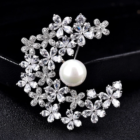 Elegante Spilla a Mezzaluna in Rame con Fiori e Zirconia con Perla Artificiale Moda Elegante Corsage da Donna Gioielli Intarsiati per Matrimonio Festa