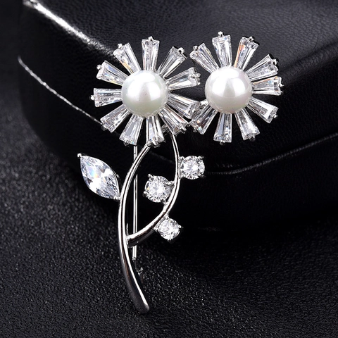 Elegante Spilla a Forma di Fiore per Donna in Rame Con Zirconia Perla Artificiale Intarsiata Spilla Floreale per Matrimonio Banchetto Gioielli