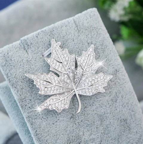 Luxe Koperen Esdoornblad Brosje Met Heldere Zirconia Micro Pave Inleg Elegante Mode Sieraden Pin Voor Dames Dagelijks Banket