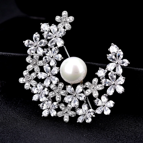 Elegante Spilla a Mezzaluna in Rame con Fiori e Zirconia con Perla Artificiale Moda Elegante Corsage da Donna Gioielli Intarsiati per Matrimonio Festa