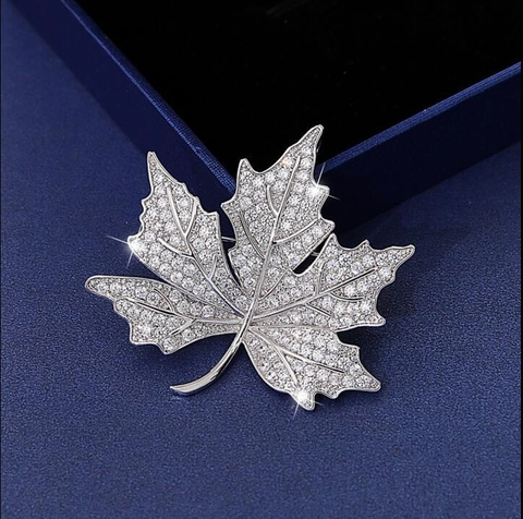 Luxe Koperen Esdoornblad Brosje Met Heldere Zirconia Micro Pave Inleg Elegante Mode Sieraden Pin Voor Dames Dagelijks Banket