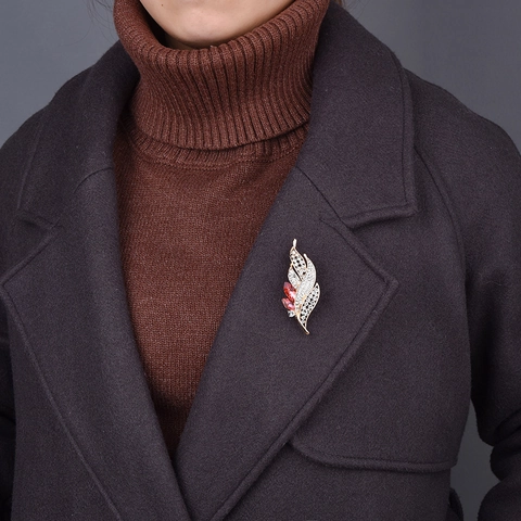 Lussuosa Spilla a Foglia in Lega Dorata da Donna Intarsiata con Strass Bianchi Scintillanti e Gemme Rosse Elegante Accessorio Moda