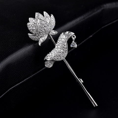Spilla a Forma di Fiore di Loto Elegante in Rame con Zirconia Intarsiata e Perla Artificiale per Donna Gioielli per Banchetto Matrimonio