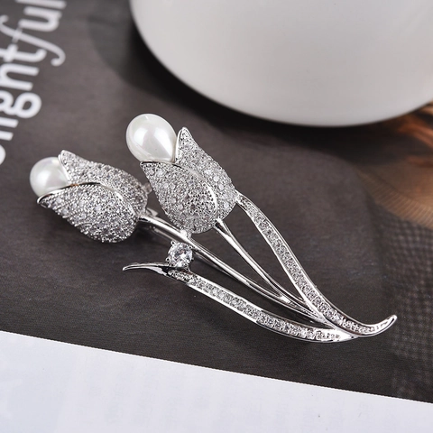 Elegante Spilla a Forma di Fiore di Tulipano in Rame Tonalità Argento Con Zircone Intarsiato e Perla Artificial di Imitazione