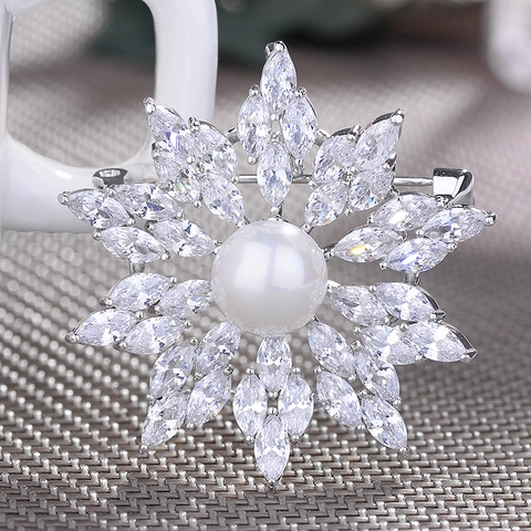 Elegante Spilla a Fiocco di Neve in Rame Zirconia Con Perla Artificiale Bianca Pietra Preziosa Intarsiata Spilla per Abito Gioielli per Donna Regalo di Natale