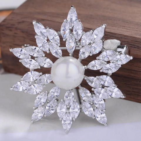 Elegante Spilla a Fiocco di Neve in Rame Zirconia Con Perla Artificiale Bianca Pietra Preziosa Intarsiata Spilla per Abito Gioielli per Donna Regalo di Natale
