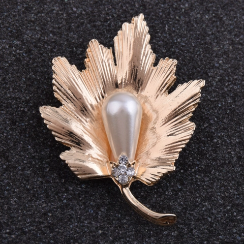 Elegant Gold Maple Leaf Brooch With Artificial Pearl Rhinestone Alloy Plant Pattern Pins For Women Fashion Jewelry Accessory