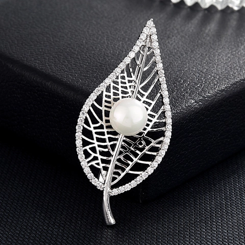 Élégante Broche Fleur en Zirconia pour Femme Épingle de Revers en Cuivre de Haute Qualité avec Perle Artificielle Bijoux de Mode Style Coréen Cadeau
