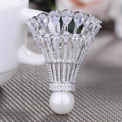 Creativa Spilla da Badminton in Rame e Zirconia Con Perla Artificiale Elegante Spilla a Forma di Volano in Stile Coreano Donna
