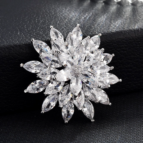 Broche de Copo de Nieve de Cobre y Circonia de Lujo para Mujer Alfiler Floral de Alta Gama para Trajes Accesorios Elegantes para Vestidos de Fiesta Joyería Regalo