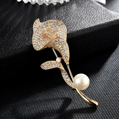 Copper Lily Brooch For Women Zirconia Artificial Pearl Inlaid Suit Coat Lapel Pin Elegant Fashion Jewelry Accessories