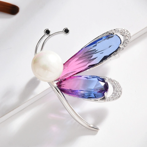 Elegante Spilla a Libellula Con Cristallo Sfumato Perla Artificial Sintetica Micro Intarsiato Zirconia Rame Spilla per Donna Gioielli