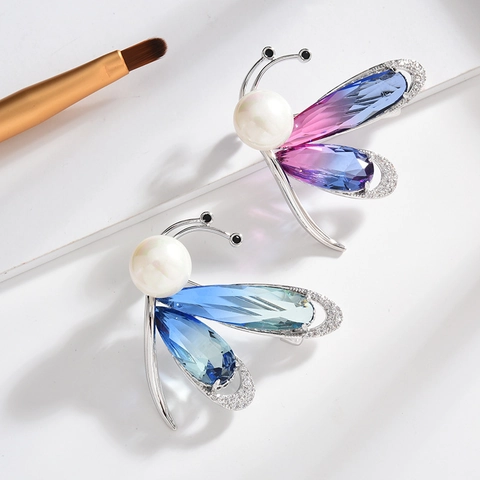Elegante Spilla a Libellula Con Cristallo Sfumato Perla Artificial Sintetica Micro Intarsiato Zirconia Rame Spilla per Donna Gioielli