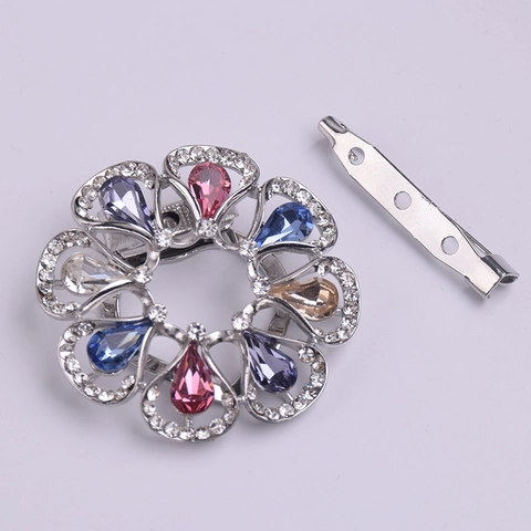 Elegante Spilla a Forma di Fiore in Lega Con Strass Colorati Clip per Sciarpa Rotonda per Donna Spilla per Abito Cappotto Gioielli