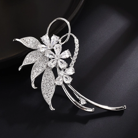 Elegante Spilla a Fiore in Rame con Zirconia Foglia di Pianta per Donna Accessori Cappotto Abito Gioielli Stile Coreano Regalo