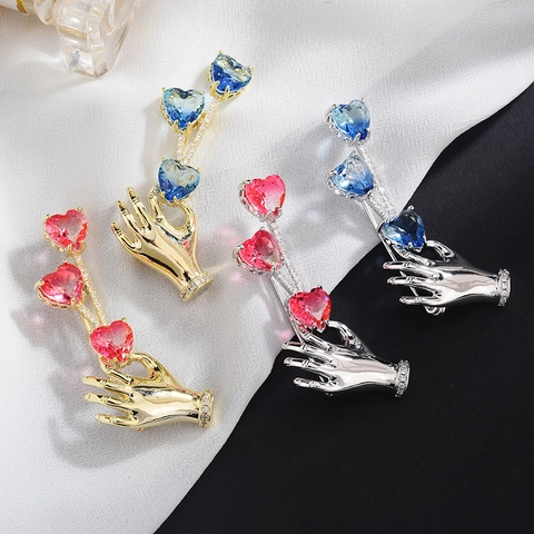 Broche de Cobre de Moda con Circonia Degradada Forma de Corazón Diseño de Mano Alfileres de Diamantes Corsage de Gama Alta para Mujer Joyas