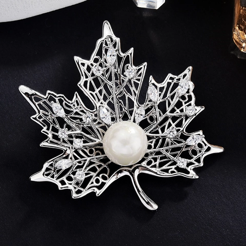 Elegante Spilla a Foglia di Acero in Rame Argentato Con Perla Artificial d'Imitazione Zircone Intarsiato Spilla da Bavero per Donna Matrimonio
