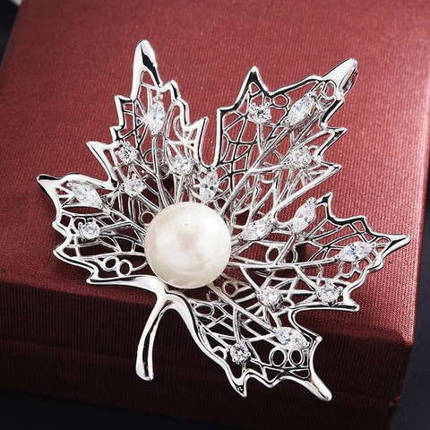 Elegante Spilla a Foglia di Acero in Rame Argentato Con Perla Artificial d'Imitazione Zircone Intarsiato Spilla da Bavero per Donna Matrimonio