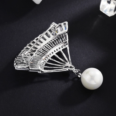 Elegant Fan Shaped Copper Zirconia Brooch For Women High Quality Artificial Pearl Inlaid Suit Coat Pin Vintage Banquet Jewelry