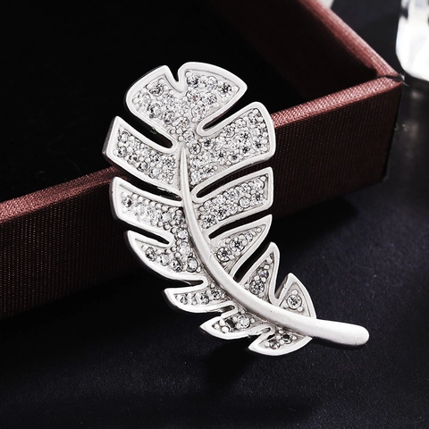Eleganter Zirkonia Blatt Brosche Für Damen Kupfer Matt Silber Blatt Pin Hochwertige Kleine Corsage Mode Vielseitiger Schmuck