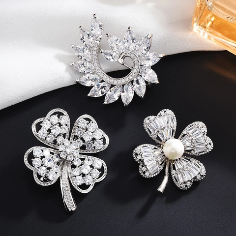 Elegante Spilla a Fiore in Rame Con Strass Perla Artificiale Spilla di Alta Classe Quadrifoglio Corsage Matrimonio Gioielli