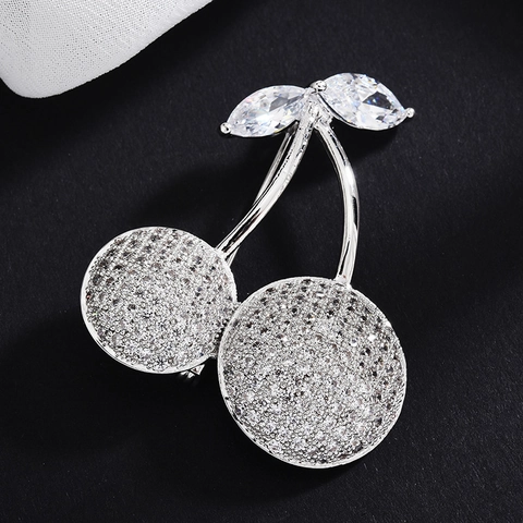Elegante Spilla a Forma di Ciliegia in Rame e Zirconia Corsage di Moda Accessorio per Gioielli di Fascia Alta per Cappotti Completi