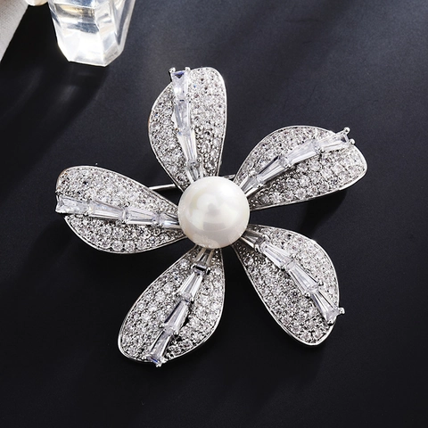 Broche de Flor de Cobre de Lujo con Circonia y Perla Artificial para Mujer Chapado en Oro Blanco Alfiler Floral Joyería de Boda