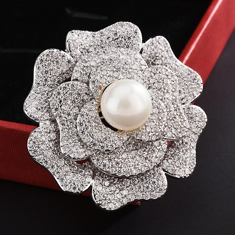 Elegante Broche de Flor de Camelia de Cobre con Circonia y Perla Artificial con Diamantes de Imitación Incrustados Insignia Floral para Traje Joyería de Mujer