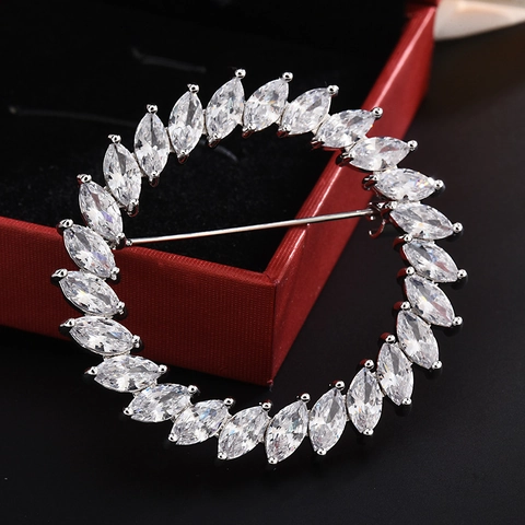 Eleganter Zirkonia-Kranz Brosche Kupfer Metall Rundkreis Pin Für Damen Anzug Mantel Mode Schmuck Zubehör